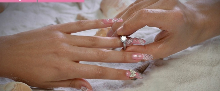 Vestuvių manikiūras labai ilgi smailūs nagai rožinis blizgesys