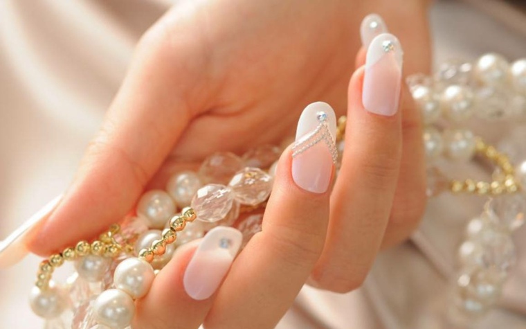 マニキュア-結婚式-色-淡い-ピンク-パターン-真珠-模倣-ダイヤモンド-ガラス