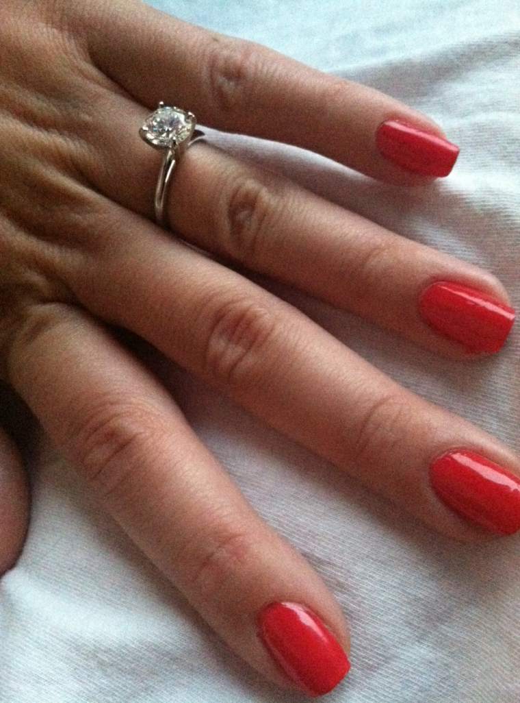 manicure-matrimonio-vernice-colore-rosso-classico