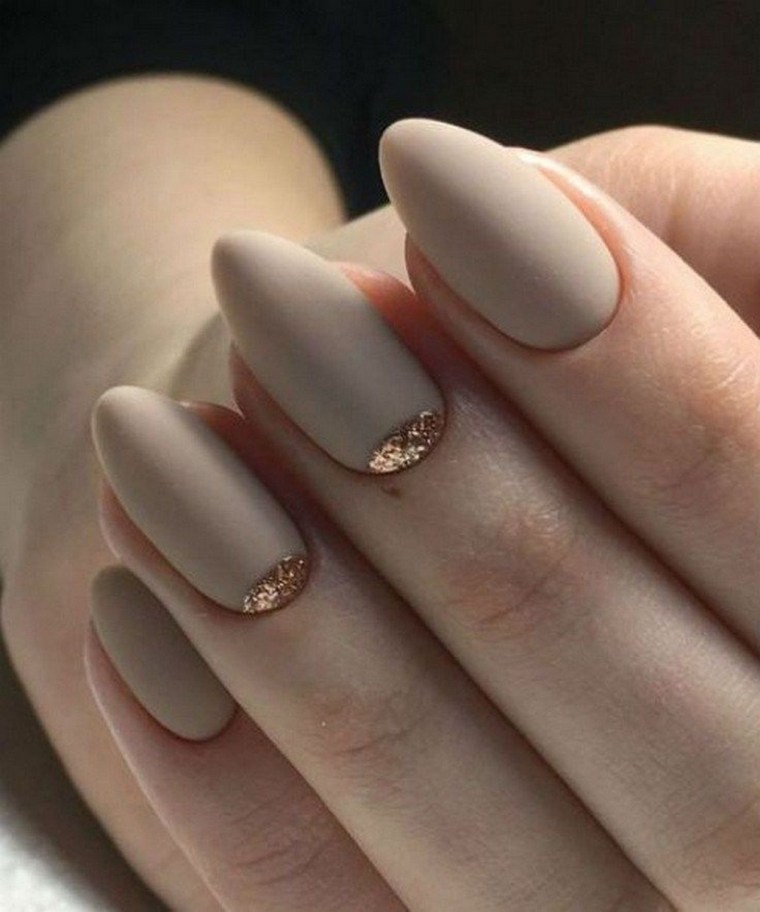 manicure con accenti metallici