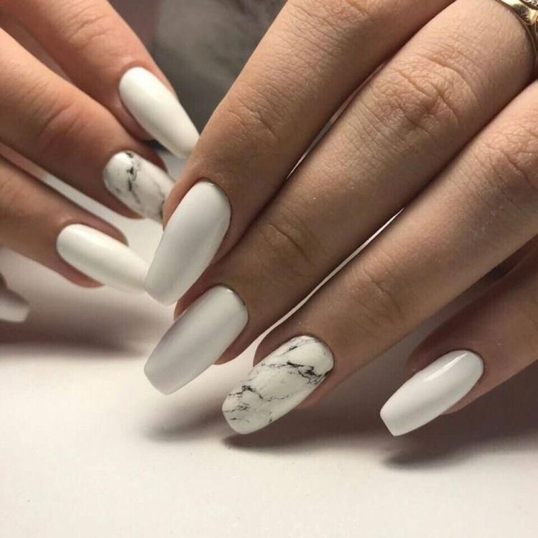 manicure di colore bianco