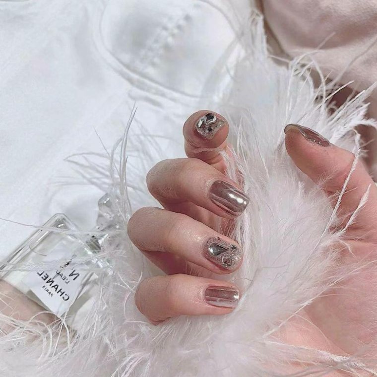 manicure alla moda per unghie metalliche