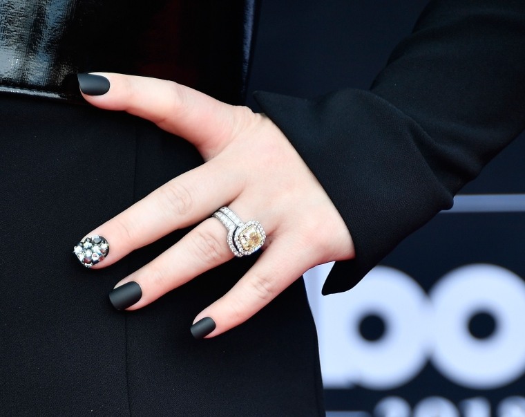 design delle unghie in nero