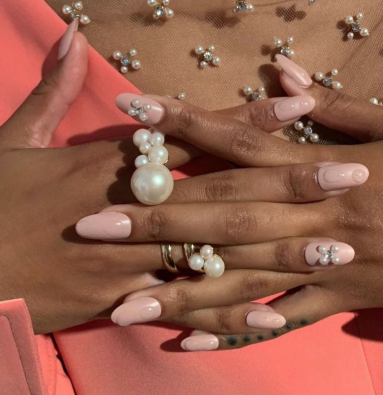 manicure alla moda con perle