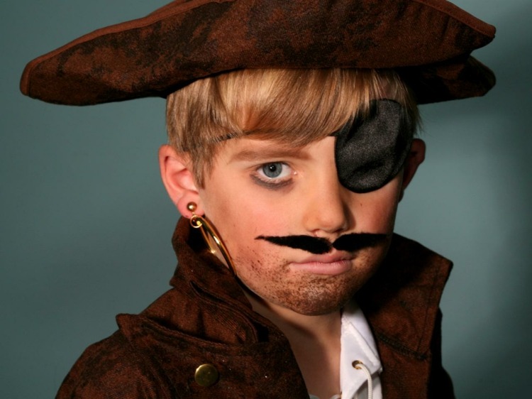 ハロウィーンの海賊の子供の化粧