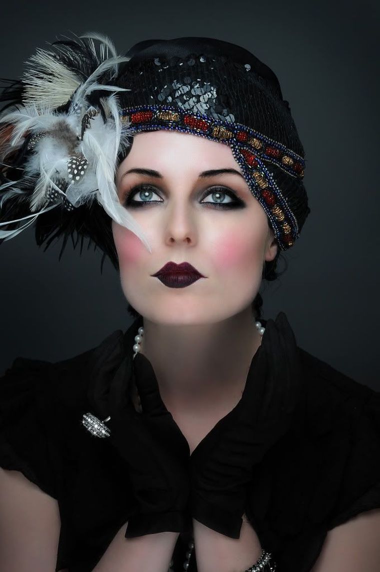 graži-Halloween-makeup-easy-for-vintage-face-woman