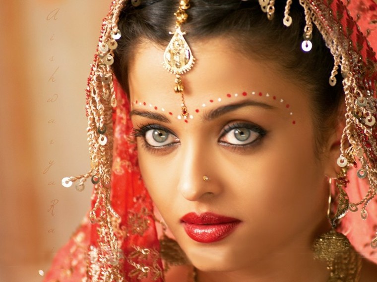 インドの結婚式のメイク青い目