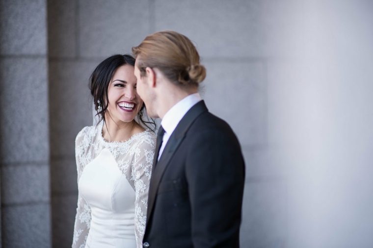 幸せなカップルの結婚式のメイク