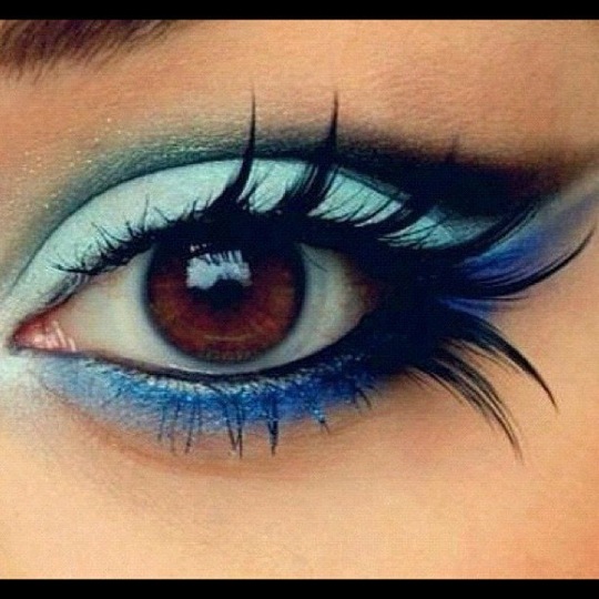 trucco con sfumature blu