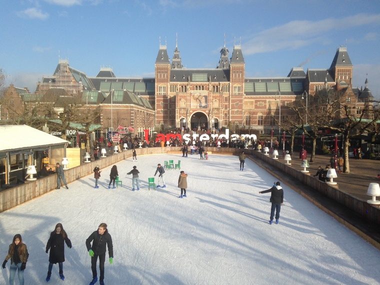 Čiuožimas ant ledo Amsterdamo Kalėdų mugėje