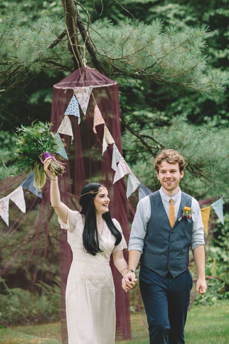 bohemos-prašmatnios-vestuvių-lauko dekoracijos-girliandos-audinio-vintažinio stiliaus