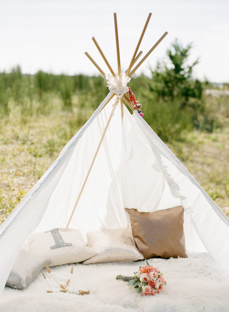 bohemos-prašmatnios-vestuvių-išorės-deco-teepee-pagalvėlės-gėlės-boho-atmosfera