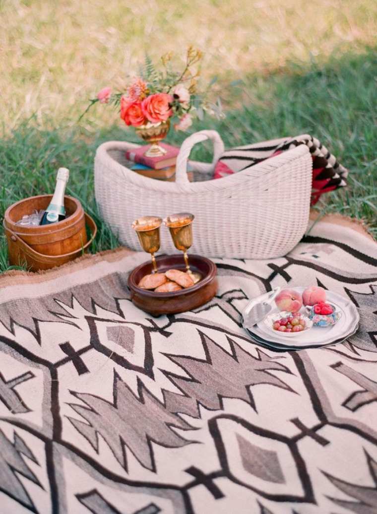 bohemian-chic-matrimonio-picnic-esterno-deco-cestini-accessori