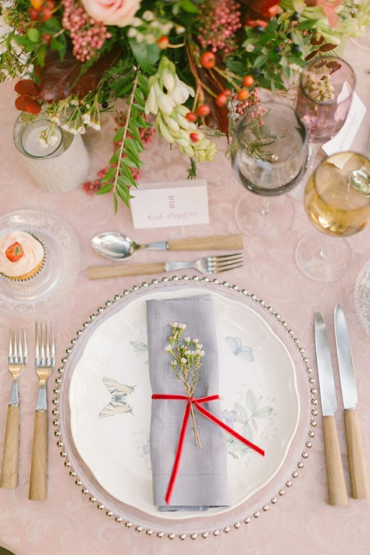 bohém-elegáns-esküvői dekoráció-asztal-evőeszközök-virágok-szalvéta-ötletek