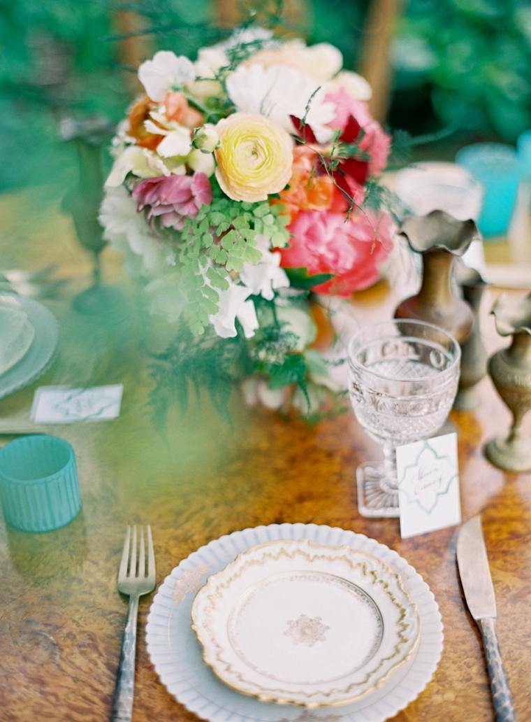 bohemos-prašmatnios vestuvių idėjos-deko-stalas-vintažinis-krištolo-krištolo-aukso raštas