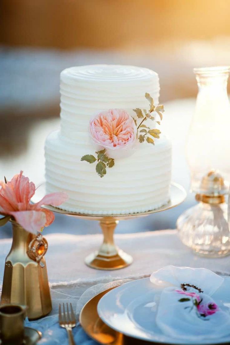 bohém-elegáns-esküvői modell-kicsi torta-romantikus-party-deco