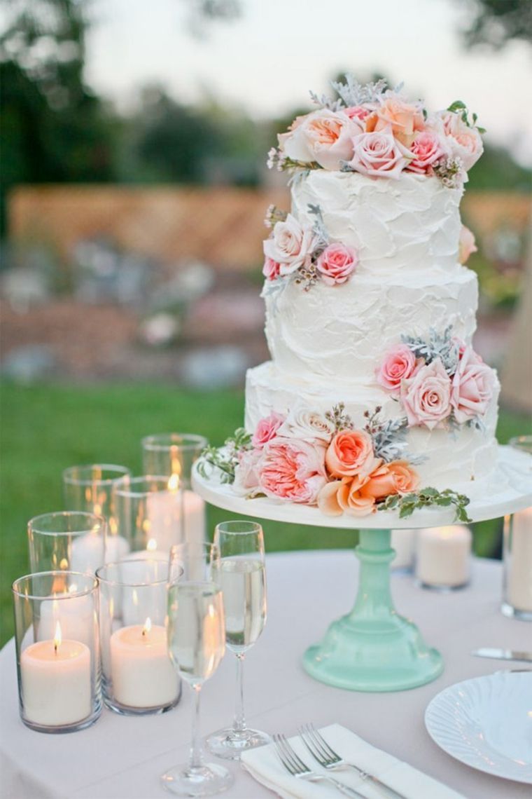 bohemiškas-prašmatnus-vestuvių tortas-modelio stiliaus-boho-deco-rožės