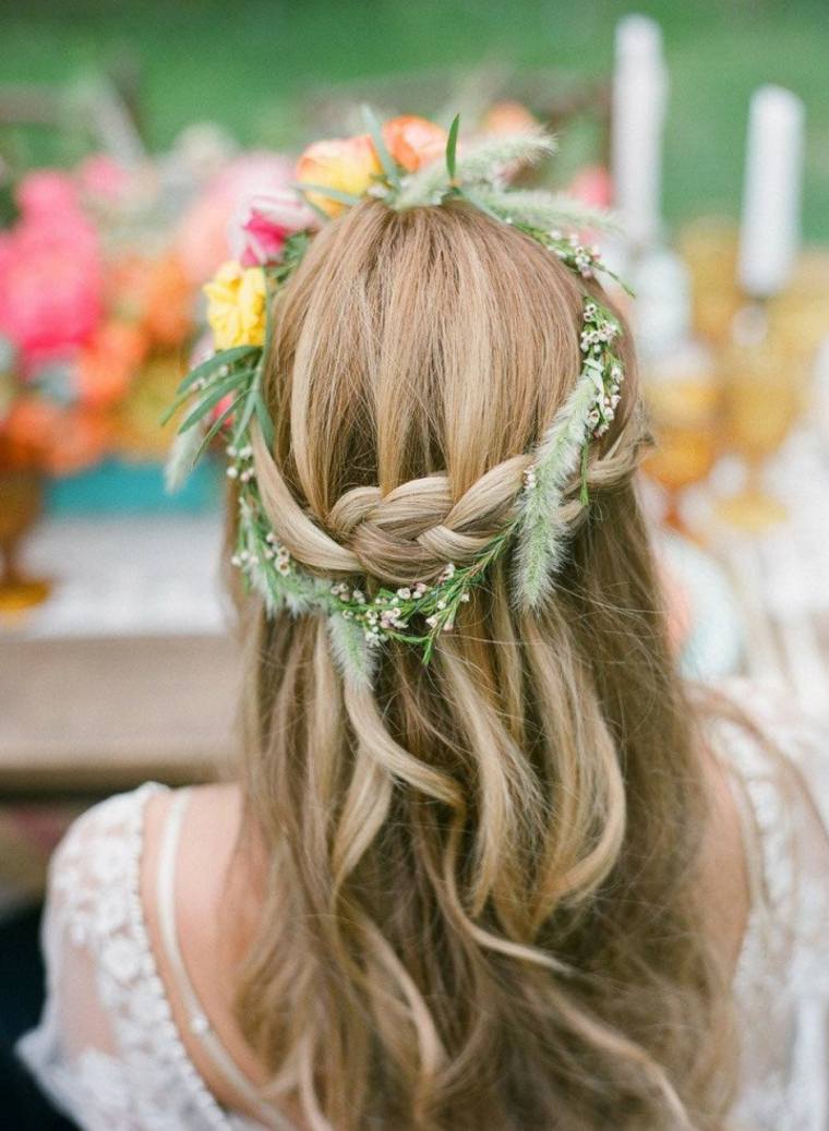 bohém-elegáns-esküvői-frizura-korona-fonat-virágok-boho-esküvő