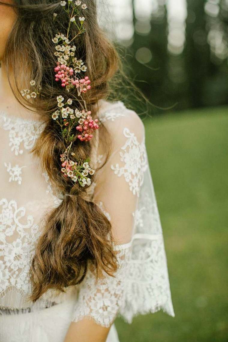 bohém-elegáns-esküvői-esküvői-frizura-virágok-szőlő-fonat-természetes