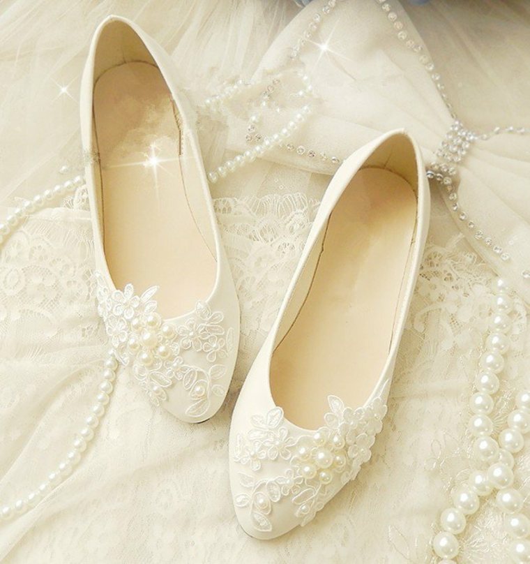 bohemiškos-prašmatnios-vestuvių-vestuvių-aprangos batai-balti-blizgučiai-balerinos