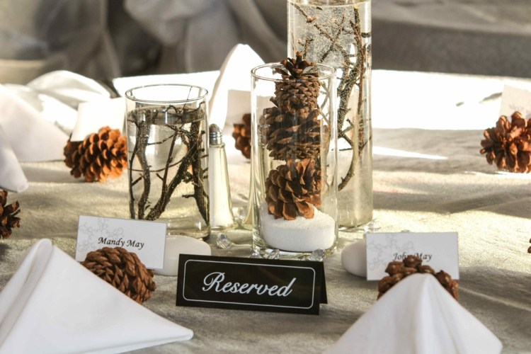 dekor za svadbeni stol od borovih šišarki