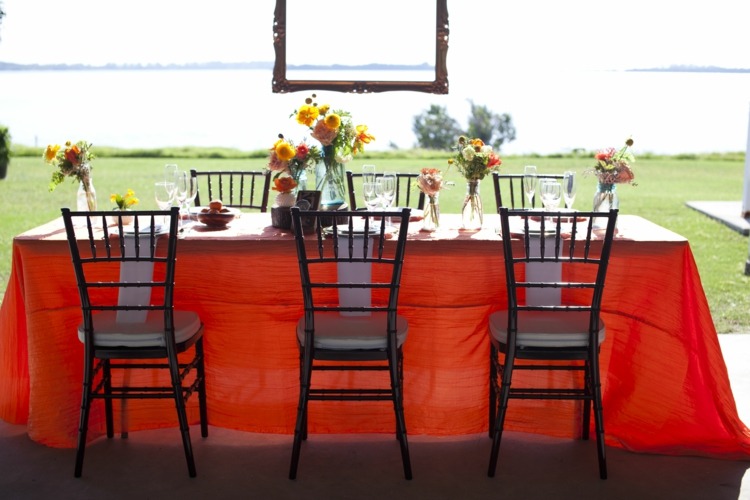 oranžinės staltiesės vestuvių stalo dekoras