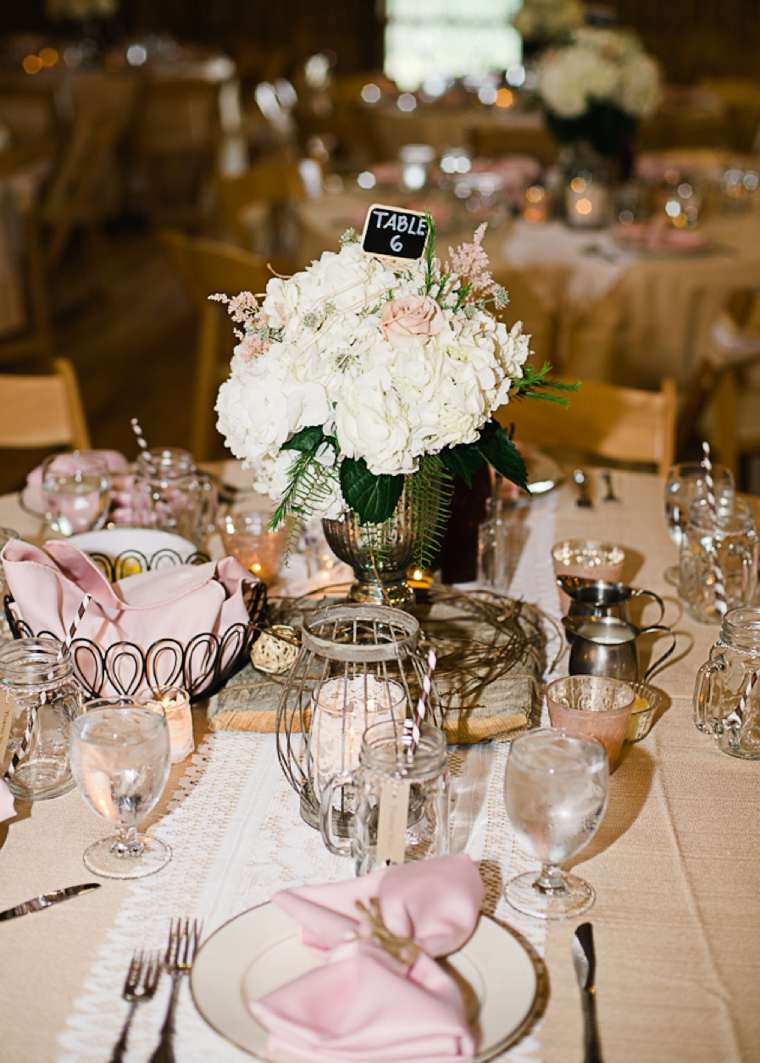 素朴でシックな結婚式のゲストテーブルの装飾