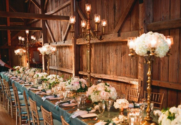 素朴でシックな結婚式の長いテーブルの陽気さの暖かさの喜び