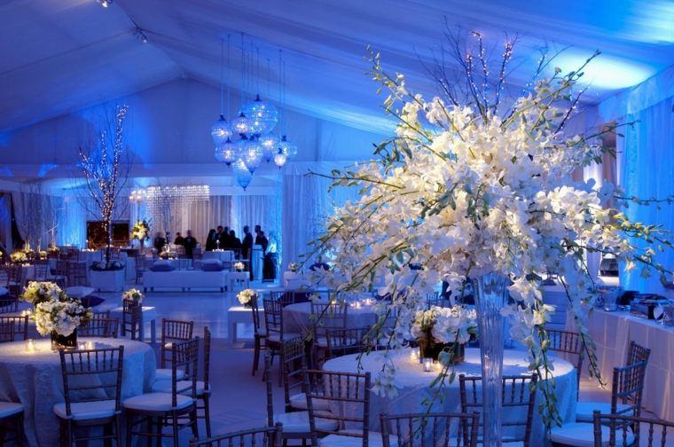 matrimonio invernale blu grandi fiori bianchi
