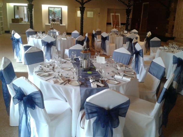 decorazione della tavola di nozze eleganza bianco blu