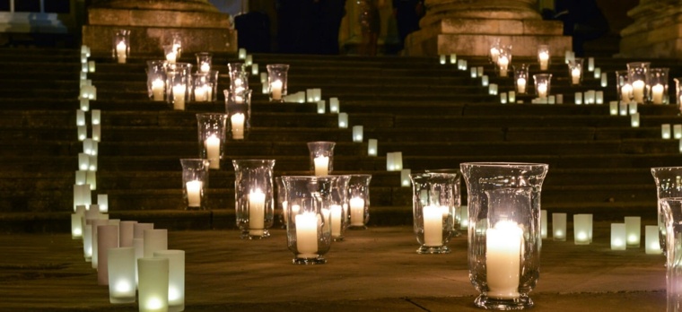 idea per la decorazione del matrimonio mille candele all'esterno