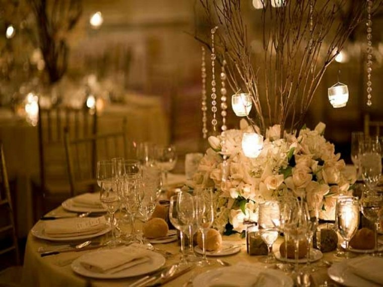 decorazione della tavola di nozze sotto la luce bianca delle rose bianche