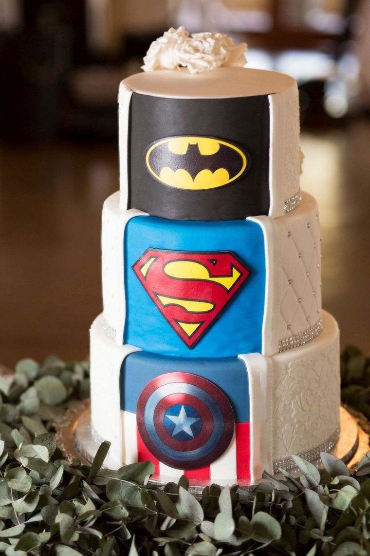 originalus-vestuvių tortas-idėja-karikatūra-visata-superherojai