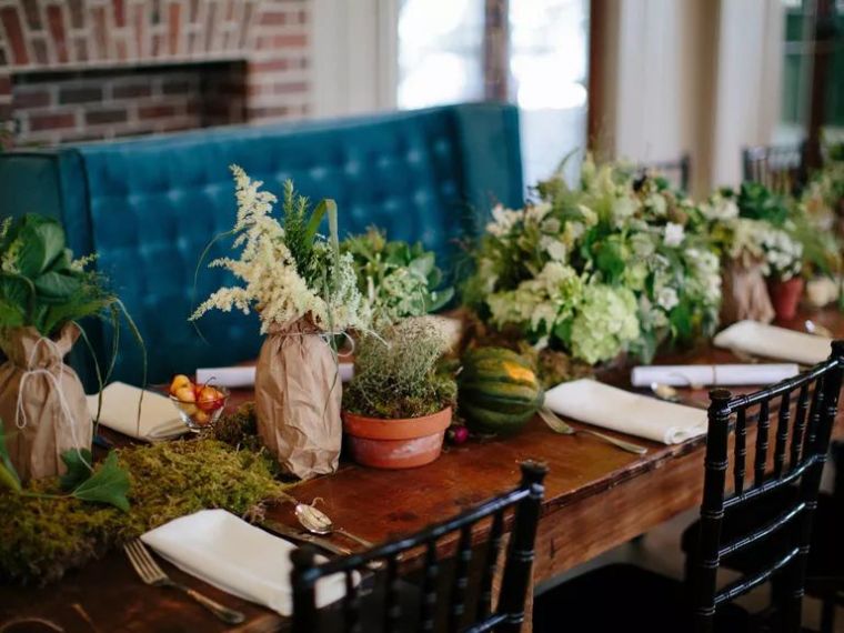 vestuvių stalas-originalus-deko-žalias-stiliaus-gamta