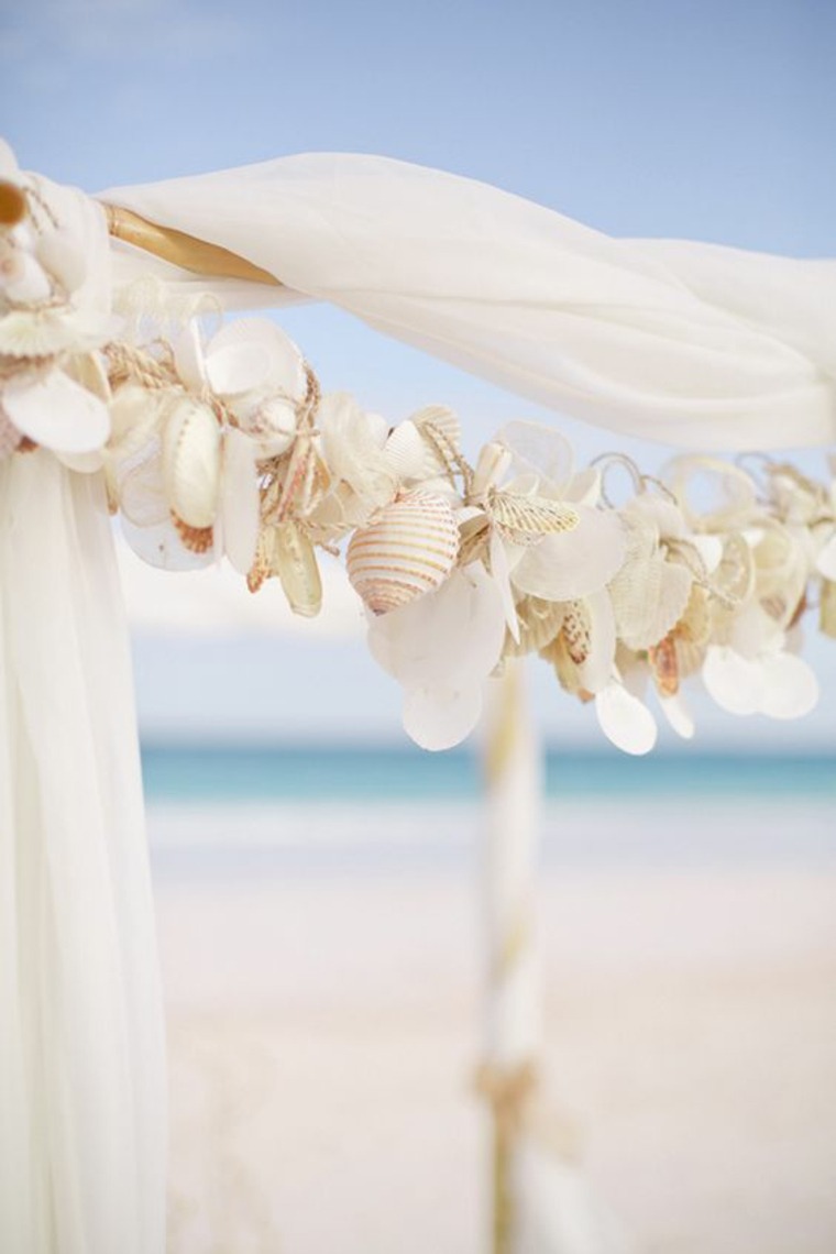 matrimonio-tema-mare-bianco-arco-cerimonia-conchiglie