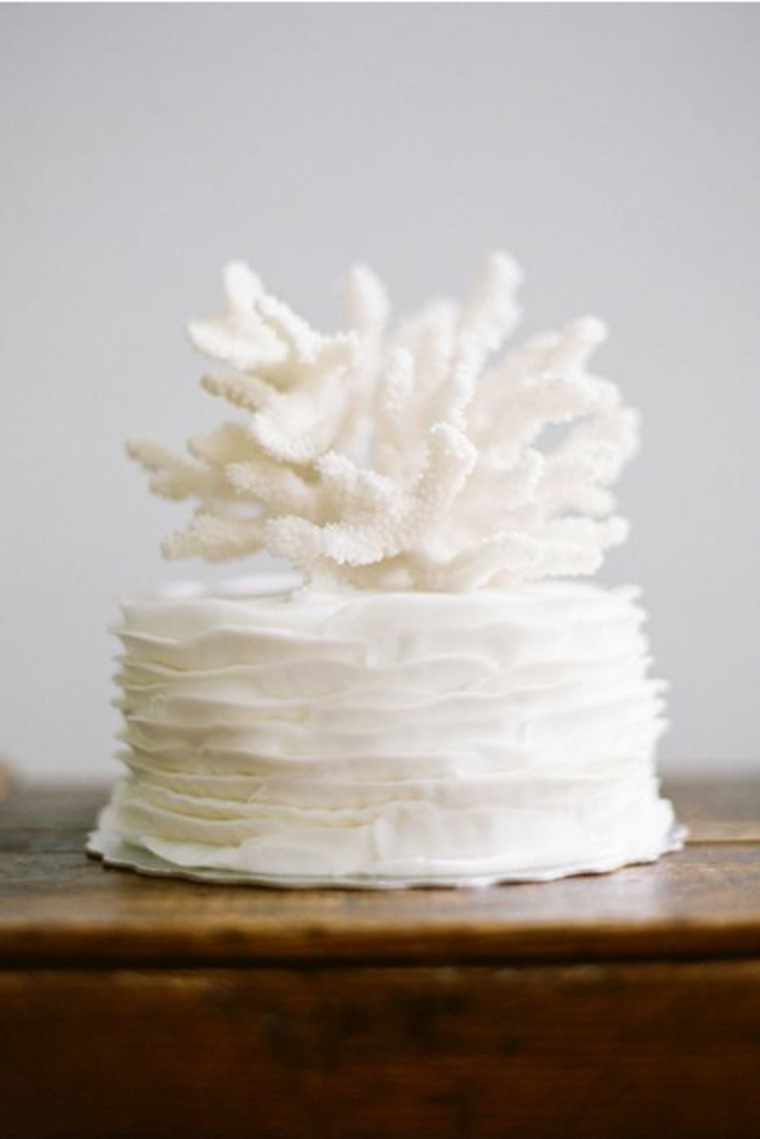 matrimonio-tema-mare-torta-bianco-crema-corallo
