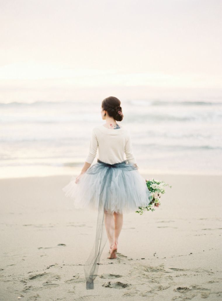 vestuvių tema-jūros-mėlyna-paplūdimio suknelė