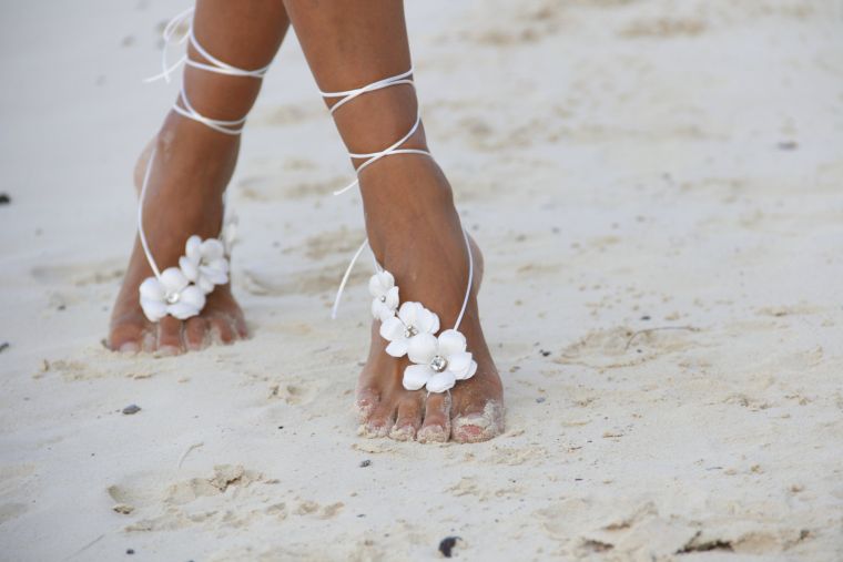 vestuvių tema-jūra-balti-sandalai-paplūdimys