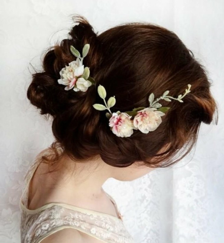 vestuvių tema-šukuosena-bandelė-gėlės