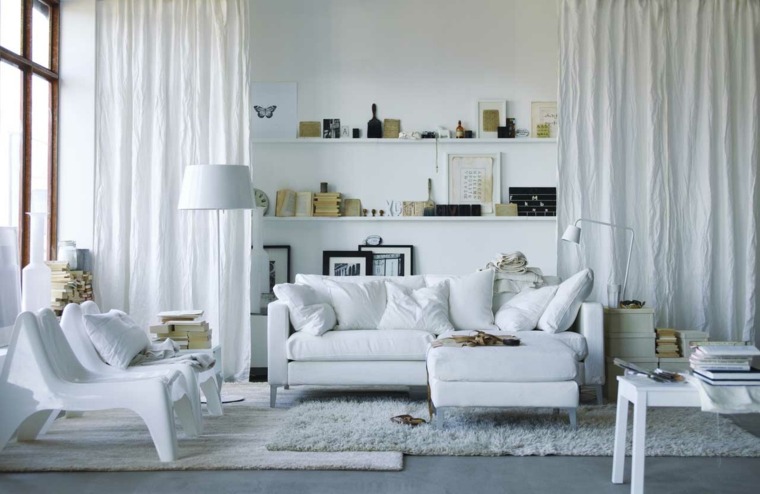 žalios medžiagos interjero idėjos išdėstymas baltos sofos pagalvėlės lentynos apdaila fotelis kavos staliukas