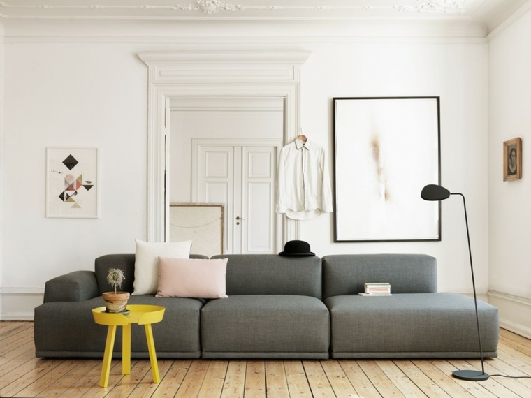 modernaus interjero skandinaviško dizaino pilkos sofos sienos rėmas medinis parketas