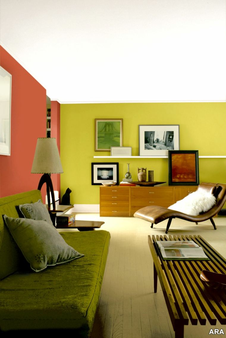 žalios medžiagos interjero dizaino idėja medinis suoliukas fotelis odinė deko sieninė sofa žalia pilka pagalvėlė