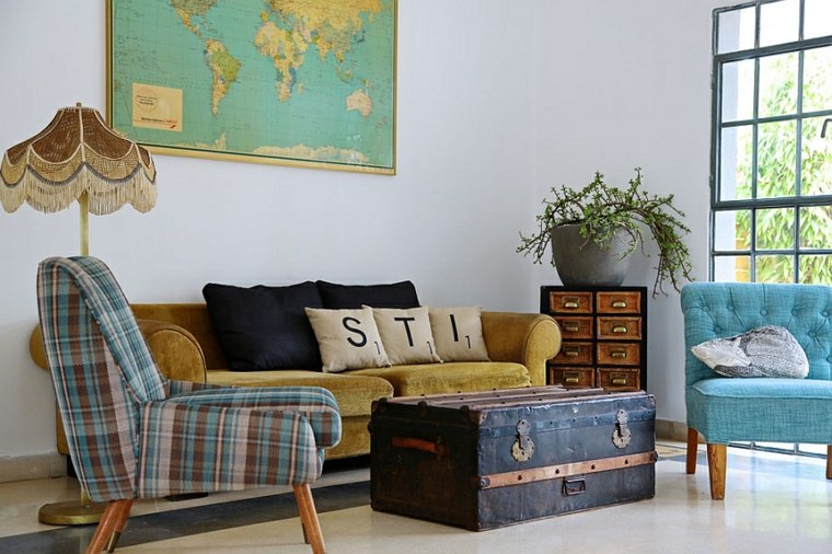 svetainė geltona sofa šviestuvas fotelis deko augalas vazonas senas lagaminas mėlynas fotelis