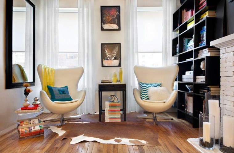 ekologiškos medžiagos interjero dizaino idėja baltos fotelio pagalvėlės sieninė deko lentyna medinė knygų spinta