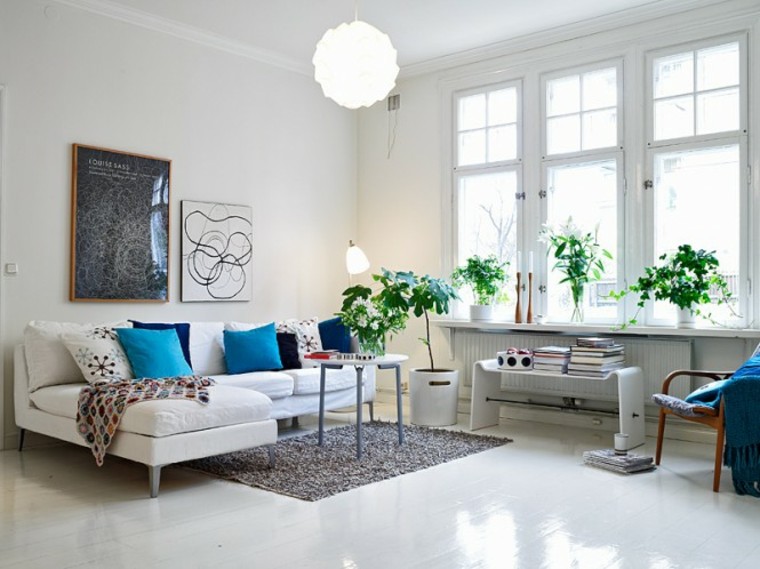natūralios apdailos idėja svetainė balta sofa sieninis šviestuvas pakaba pilkas grindų kilimėlis