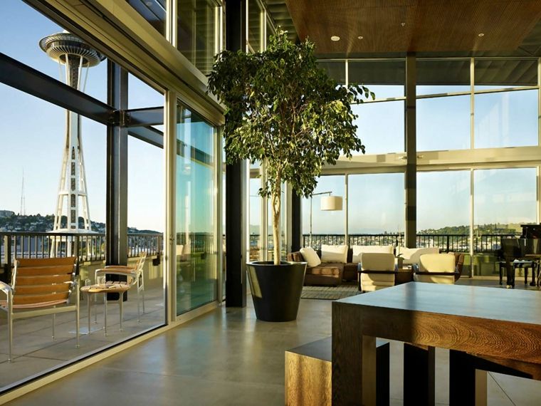žalios medžiagos interjero dizainas medinis stalas augalas vazonas taburetė betonas