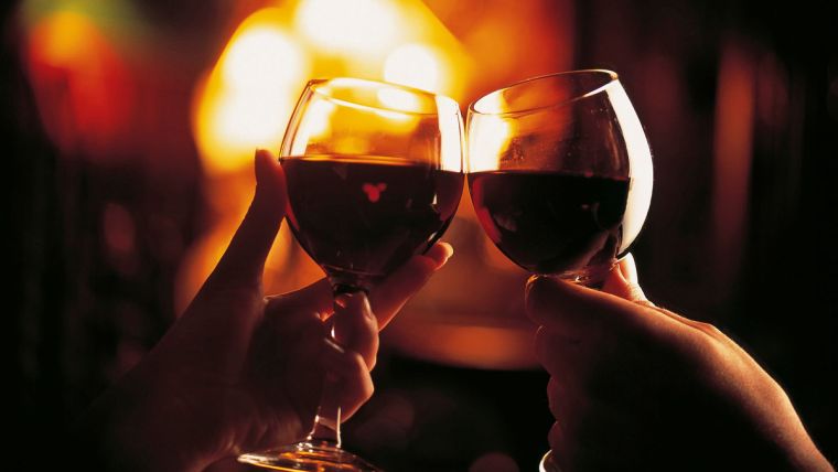 Valentin napi vacsora ötlet vörösbor