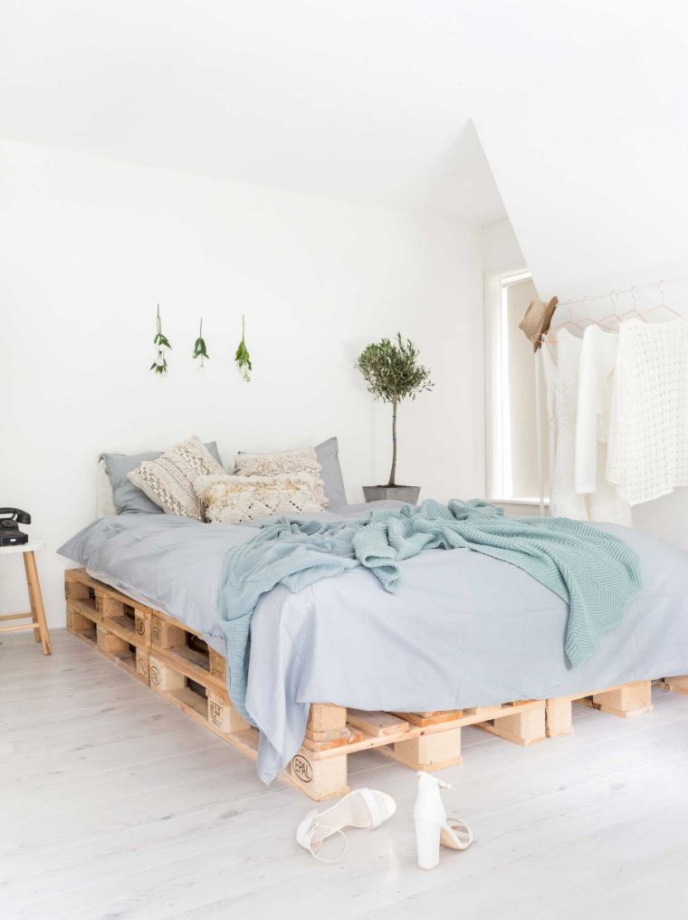 大人の寝室の木製ベッド用のパレット家具