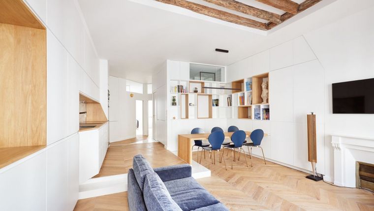 木の美しいデザインの小さなアパートパリ
