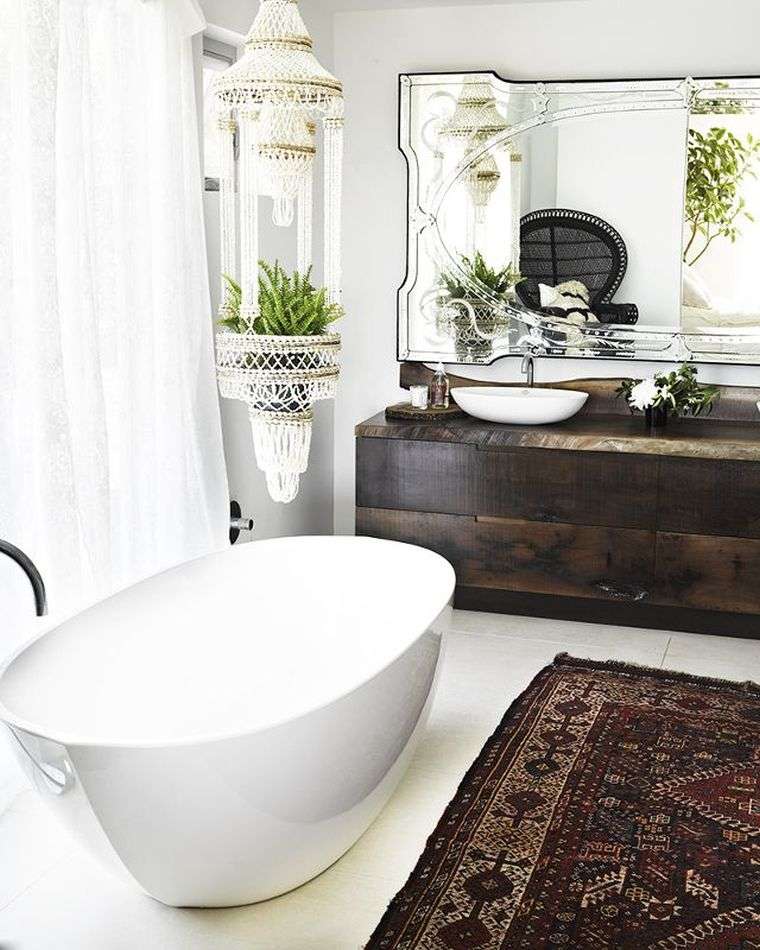 marokietiško stiliaus medinė vonios spintelė